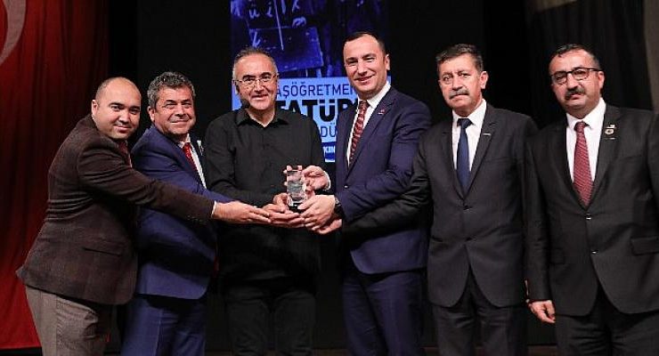 Başöğretmen Atatürk Ödülü Sunay Akın’a
