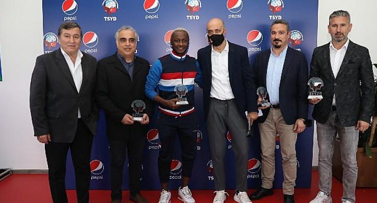 Futbolun efsaneleri İzmir’de Pepsi ‘Yıldız Futbolcu Seminerleri’nde genç futbolseverlerle buluştu