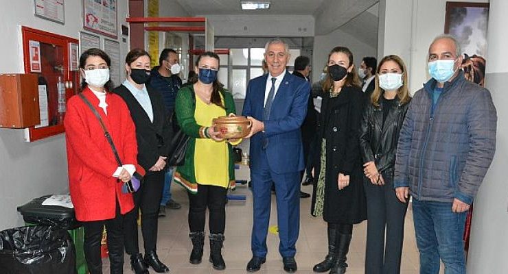 Salihli’deki Borsa İstanbul Meslek Lisesi’nde öğretmenler gününe renkli kutlama