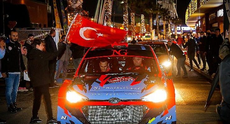 41’inci İstanbul Rallisi’nde Erkan Güral, araç ve kıyafet renk uyumuyla yarışın yıldızı oldu