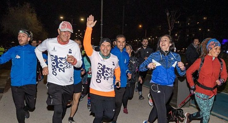 Başkan Soyer en uzun gecede İzmirlilerle birlikte koştu