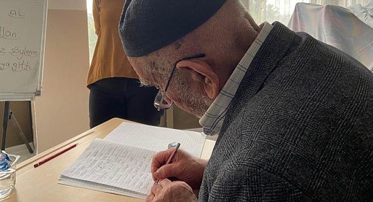 Huzurevindeki Yaşlılar Okuma ve Yazmaya Başladı