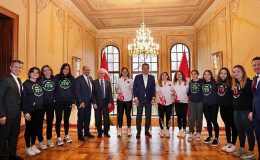 İTÜ Geliştirme Vakfı Spor Kulübü’nün Ödülü Yüzücüleri İBB Başkanı İle Buluştu