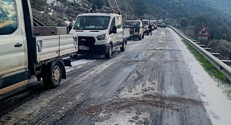 İzmir Büyükşehir Belediyesi 20 ilçede kar ve buzlanmayla mücadele ediyor