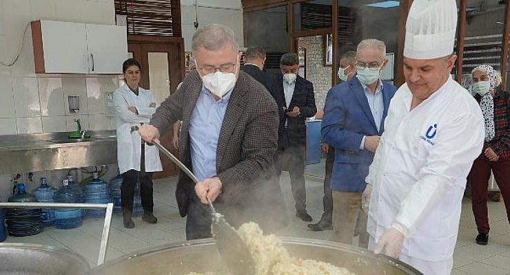 Üsküdar’da Dev Kazanlar 30 Bin Kişiye Sıcak Yemek İçin Kaynıyor