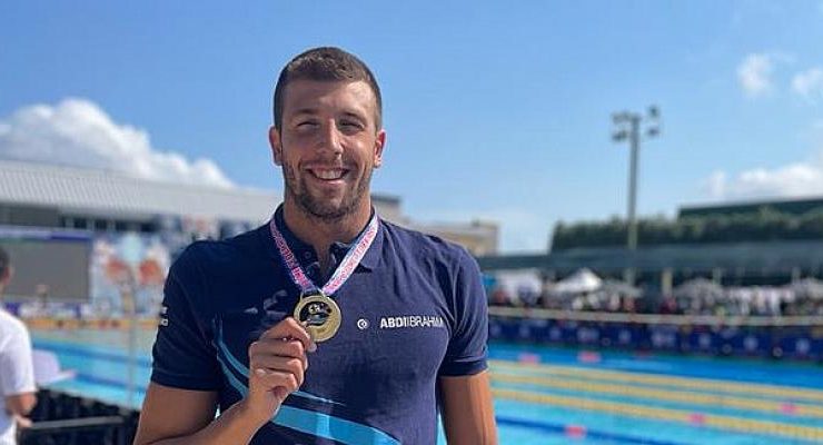Abdi İbrahim’in ana sponsoru olduğu milli yüzücü Emre Sakcı’dan, Türkiye Şampiyonası’nda 3 altın ve çifte rekor