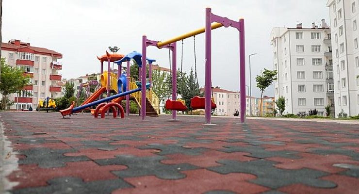 Nevşehir Belediyesi Parklardaki Çocuk Oyun Alanlarının Zeminini Kauçukla Kaplıyor