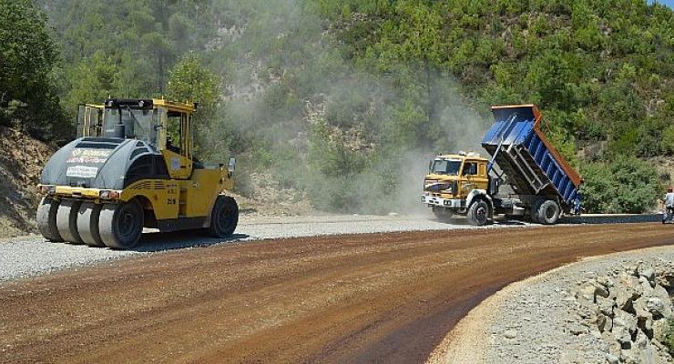 Antalya Büyükşehir Karabucak yolunu asfaltlıyor