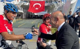 Başkan Soyer’den 350 bininci bisikletli yolcuya sürpriz