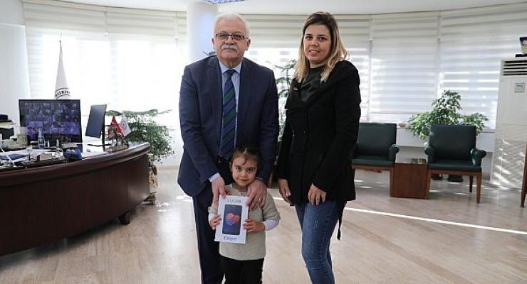 Burhaniye Belediye Başkanı Ali Kemal Deveciler’den Küçük Defne’ye Tablet