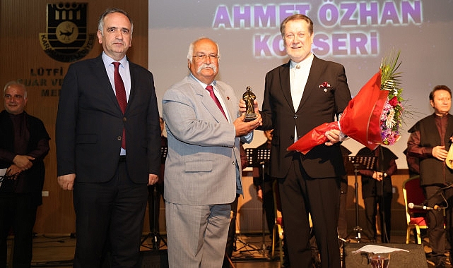Karaman Belediyesi'nin katkılarıyla sahne alan ünlü sanatçı Ahmet Özhan ve İstanbul Tarihi Türk Müziği Topluluğu'nun konseri ilgiyle izlendi