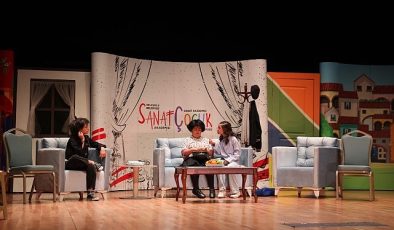 Selçuklu Belediyesi Sanat Akademisi'nde tiyatro eğitimi alan öğrencilerin  sahneye aktardıkları  “Paldır Güldür Şov” isimli tiyatro gösterisi bir kez daha izleyicilerden büyük beğeni aldı